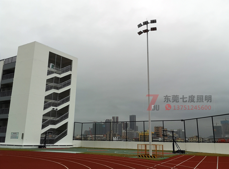 学校操场15米6x400W黄色桃子视频现场实例图片