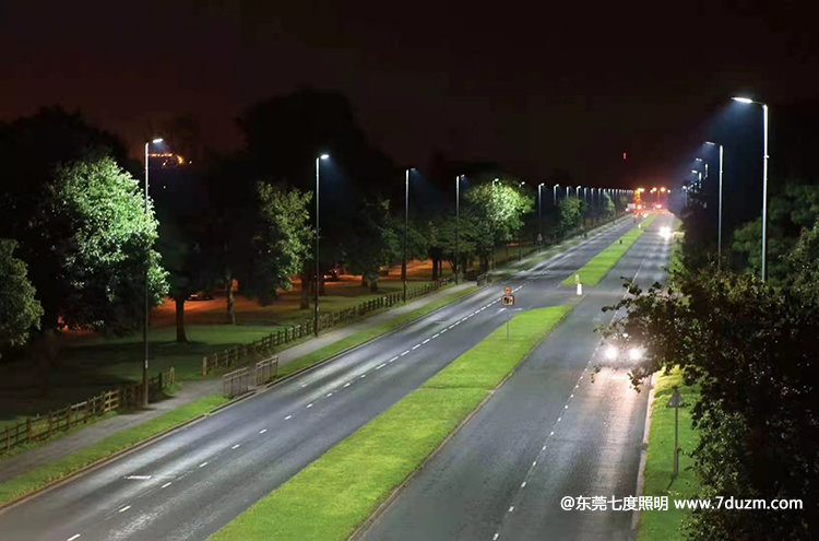 双向4车道10米高道路桃子视频vip破解版+200WLED路灯照明效果